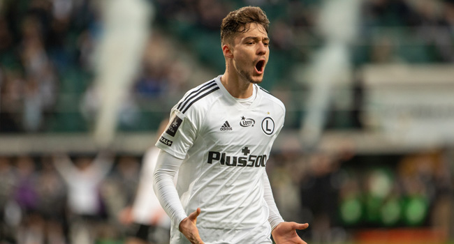 Beşiktaş'ın yeni transferi olmasına kesin gözüyle bakılan Ernest Muci hakkında tarftarlar kaç yaşında, nereli sorularını yöneltiyor.